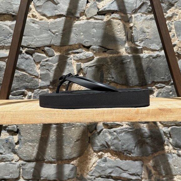 Gucci GG Chevron Platform Thong Sandals - Picture 6 of 12